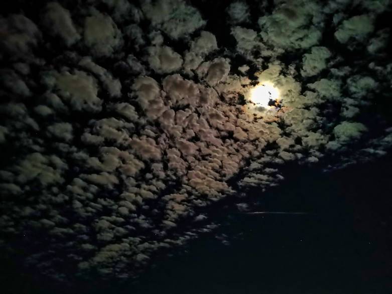 Mond hinter den Wolken